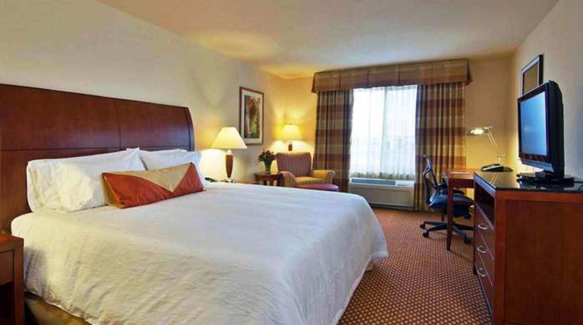 Hilton Garden Inn Lake Forest Mettawa Exterior foto